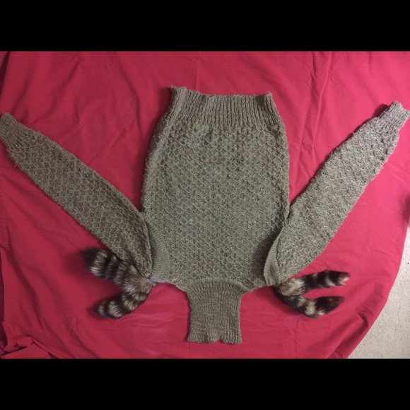 Turtleneck sweater with fox tails on shoulders - Picture 3 of 4